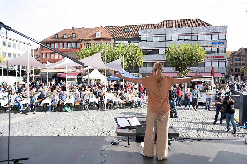 Sandie Wollasch präsentiert mit ihrer besonderen Stimme ihr Jazz- und Poprepertoire auf dem Marktplatz.