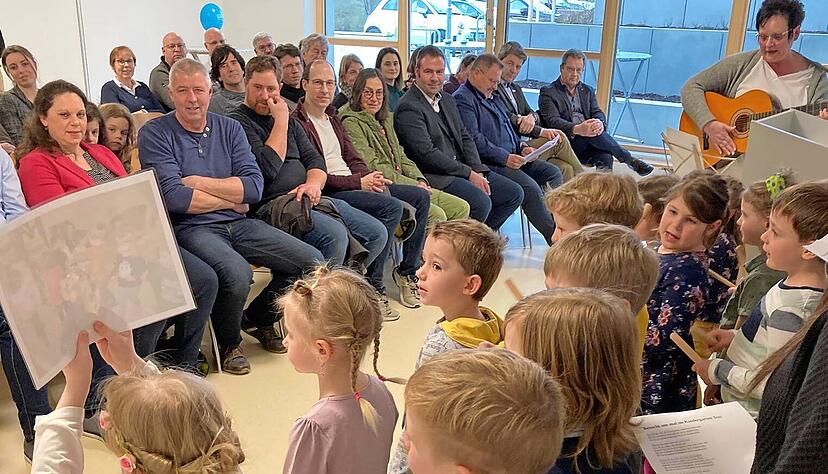 "In unserem Kindergarten ist es wunderschön": Bei der Einweihungsfeier stellen die Mädchen und Jungen ihre neue Einrichtung mit Tanz und Gesang vor.
Foto: Jörg Kühl "In unserem Kindergarten ist es wunderschön": Bei der Einweihungsfeier stellen die Mädchen und Jungen ihre neue Einrichtung mit Tanz und Gesang vor.
Foto: Jörg Kühl