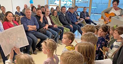 "In unserem Kindergarten ist es wunderschön": Bei der Einweihungsfeier stellen die Mädchen und Jungen ihre neue Einrichtung mit Tanz und Gesang vor.
Foto: Jörg Kühl