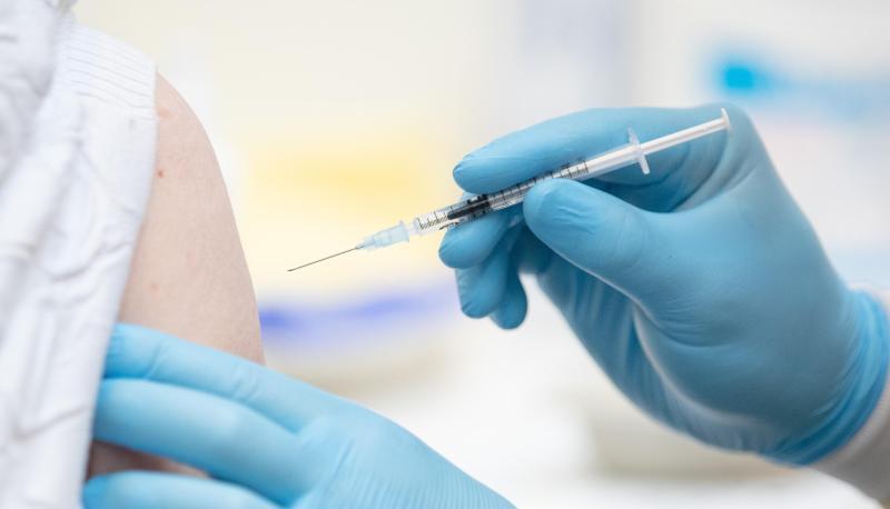 Eine Person wird in einem Impfzentrum gegen Covid-19 geimpft. Themenfoto: dpa Eine Person wird in einem Impfzentrum gegen Covid-19 geimpft. Themenfoto: dpa