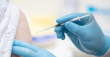 Eine Person wird in einem Impfzentrum gegen Covid-19 geimpft. Eine Person wird in einem Impfzentrum gegen Covid-19 geimpft.