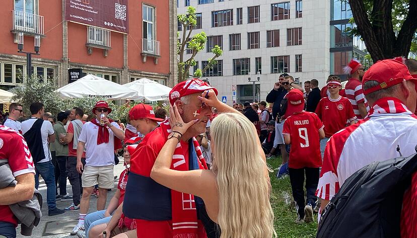 Dänische Fans bereiten sich auf das Spiel in Stuttgart gegen Slowenien vor. Dänische Fans bereiten sich auf das Spiel in Stuttgart gegen Slowenien vor.