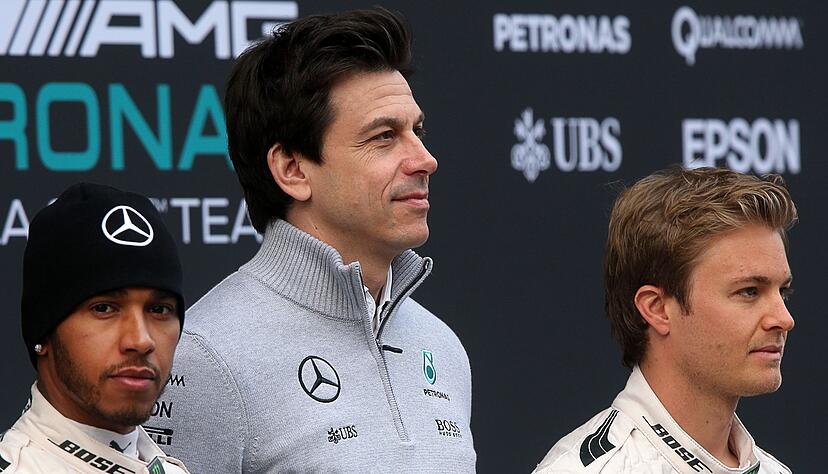 Toto Wolff (M) musste bei diesem Fahrerduo viel schlichten. (Archivbild)