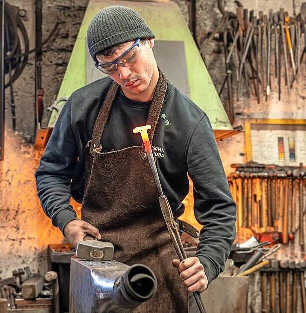 Nun ist Feinarbeit gefragt. Mit einem kleinen Hammer rundet Josha Wewoda den Nagelkopf.