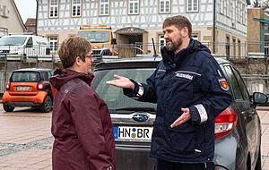 Es geht auch ohne Knöllchen: Oliver Kremer verwarnt Bürger lieber zunächst mündlich, bevor er Strafzettel verteilt.
Fotos: Berger Es geht auch ohne Knöllchen: Oliver Kremer verwarnt Bürger lieber zunächst mündlich, bevor er Strafzettel verteilt.
Fotos: Berger