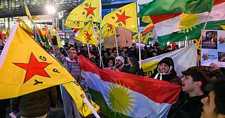 Teilnehmer einer pro-kurdischen Demonstration.