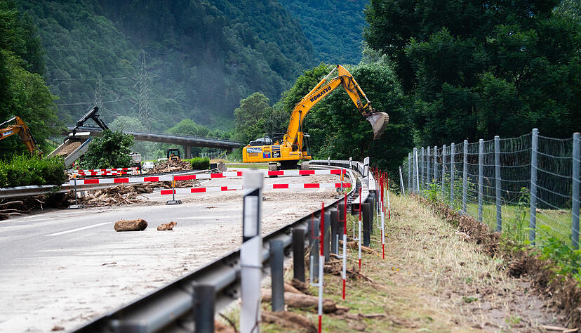 Auf der Autobahn A13 zwischen Lostallo und Soazza werden Reparaturarbeiten durchgeführt. Die Straße wurde durch den Fluss Moesa beschädigt, verursacht durch starke Regenfälle im Misox-Tal.