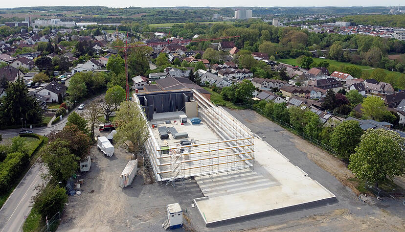 Die Kubatur der neuen Lindenberghalle durch das Ger&uuml;st und die fertige Bodenplatte ist inzwischen gut zu erkennen. Sobald sie fertig ist, wird die alte Halle abgerissen.
