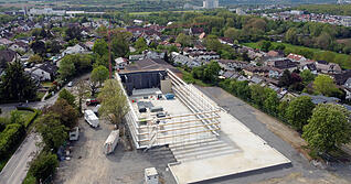 Die Kubatur der neuen Lindenberghalle durch das Ger&uuml;st und die fertige Bodenplatte ist inzwischen gut zu erkennen. Sobald sie fertig ist, wird die alte Halle abgerissen.