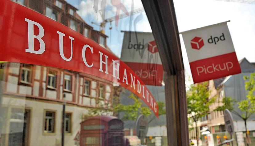 Schaufenster der Eppinger Buchhandlung Holl und Knoll: Schräg gegenüber eröffnet demnächst Osiander eine Filiale.
Foto: Archiv/Hettich