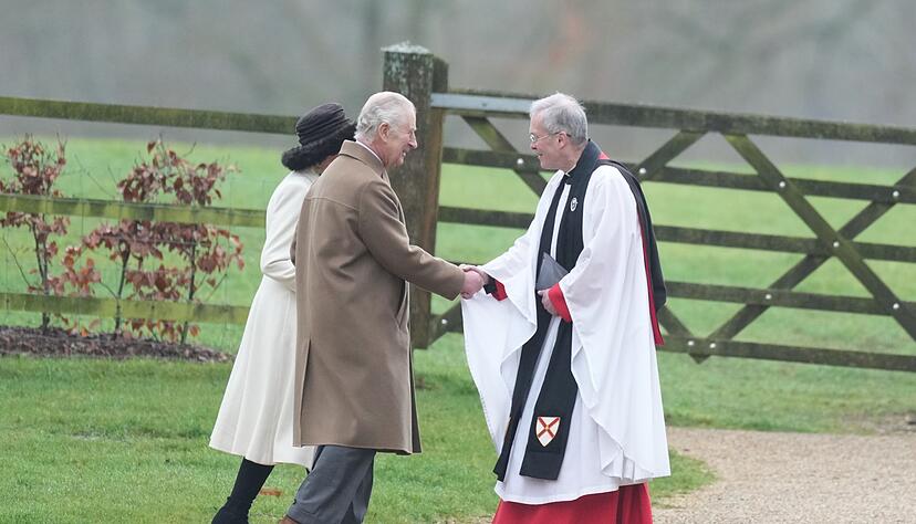 Charles III. (vorne links) und seine Frau Camilla kommen zu einem Sonntagsgottesdienst in Sandringham, Norfolk. Damit zeigt sich der König zum ersten Mal der Öffentlichkeit seit Bekanntwerden seiner Krebserkrankung.
