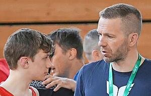 Lewin Schäfer (Red Devils) im Gespräch mit Landestrainer Semih Bosyan. Lewin Schäfer (Red Devils) im Gespräch mit Landestrainer Semih Bosyan.