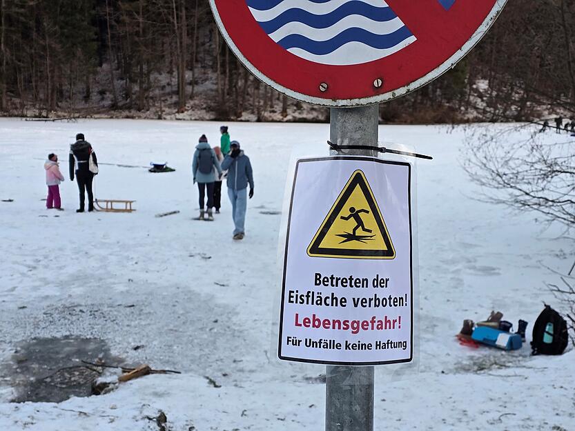 Am Ufer des Finsterroter Sees steht ein Schild, das klar macht: Die Eisfl&auml;che soll nicht betreten werden.