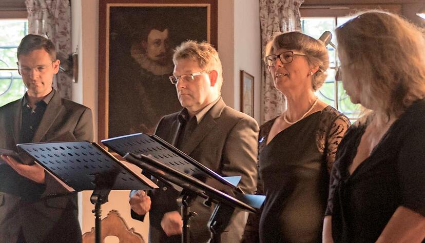 Das Vokalensemble &minus; Thorsten H&uuml;lsemann, Klaus Faika, Gudrun Ederer und Ines Egloff (v.l.) &minus; bringen Luthers Lieder auf Schloss Laibach zum Klingen.