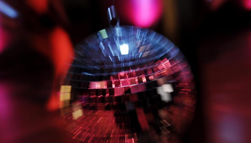 Scheinwerferlicht spiegelt sich in einer Discokugel. Scheinwerferlicht spiegelt sich in einer Discokugel.