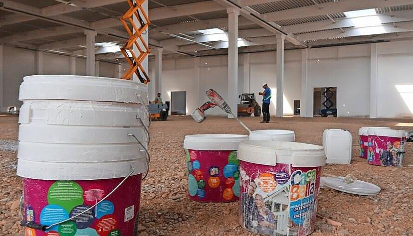 Während noch an der Struktur gebaut wird, werden die Wände schon gestrichen. Der Bau soll weniger als ein Jahr dauern.