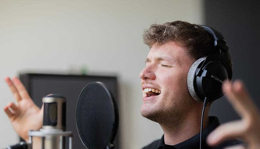 Hier entstehen die Hits: Julian Sommer in seiner Tonkabine. Hier entstehen die Hits: Julian Sommer in seiner Tonkabine.