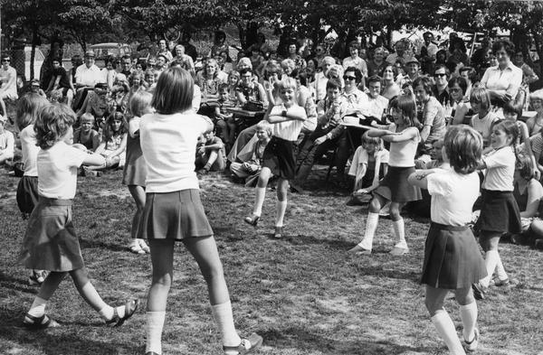 August 1975: "Stadtbummel durch Heilbronn" heißt das Motto des Abschlussfestes, zu dem zahreiche Freunde und Eltern den Haigern besuchen. August 1975: "Stadtbummel durch Heilbronn" heißt das Motto des Abschlussfestes, zu dem zahreiche Freunde und Eltern den Haigern besuchen.