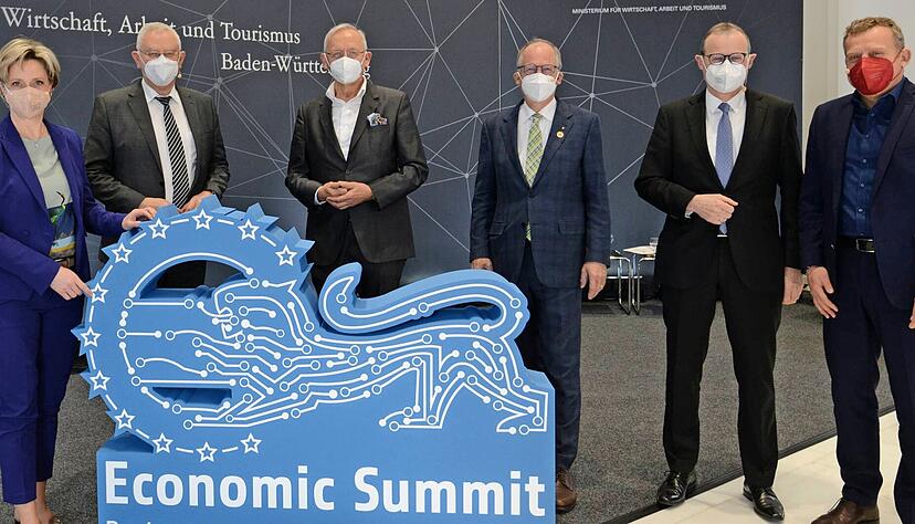 Im Rahmen des Wirtschaftsgipfels 2022 tauschte sich Ministerin Nicole Hoffmeister-Kraut (links) mit den Spitzen der baden-württembergischen Wirtschaft und hochrangigen EU-Vertretern über den sogenannten Green Deal aus.
Foto: privat Im Rahmen des Wirtschaftsgipfels 2022 tauschte sich Ministerin Nicole Hoffmeister-Kraut (links) mit den Spitzen der baden-württembergischen Wirtschaft und hochrangigen EU-Vertretern über den sogenannten Green Deal aus.
Foto: privat