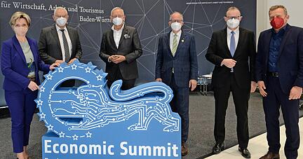 Im Rahmen des Wirtschaftsgipfels 2022 tauschte sich Ministerin Nicole Hoffmeister-Kraut (links) mit den Spitzen der baden-w&uuml;rttembergischen Wirtschaft und hochrangigen EU-Vertretern &uuml;ber den sogenannten Green Deal aus.
Foto: privat