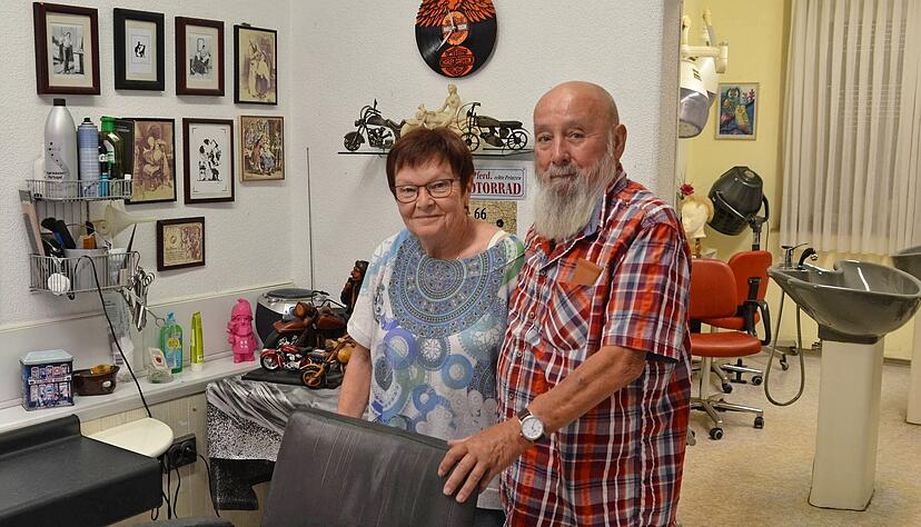 Seit 50 Jahren betreibt Walter Klement seinen Friseursalon in Böckingen, seit gut zehn Jahren ist seine Frau Jutta mit von der Partie. Seit 50 Jahren betreibt Walter Klement seinen Friseursalon in Böckingen, seit gut zehn Jahren ist seine Frau Jutta mit von der Partie.