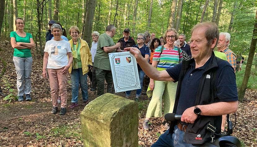 Halbe nach Fünf am 7. Juni 2024 im Eppinger Wald nahe der Chartaque: Der stellvertretende Vorsitzende des Vereins Eppinger Heimatfreunde, Christoph Waidler, erläutert einen Grenzstein zwischen Württemberg und Baden.