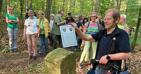 Halbe nach Fünf am 7. Juni 2024 im Eppinger Wald nahe der Chartaque: Der stellvertretende Vorsitzende des Vereins Eppinger Heimatfreunde, Christoph Waidler, erläutert einen Grenzstein zwischen Württemberg und Baden. Halbe nach Fünf am 7. Juni 2024 im Eppinger Wald nahe der Chartaque: Der stellvertretende Vorsitzende des Vereins Eppinger Heimatfreunde, Christoph Waidler, erläutert einen Grenzstein zwischen Württemberg und Baden.