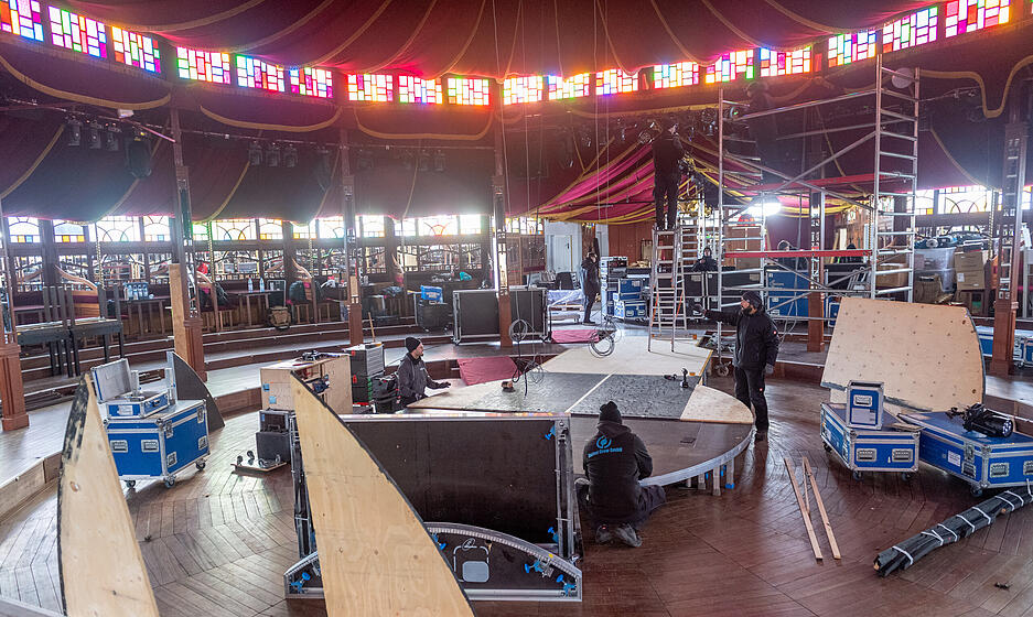 Erste Bauelemente des Spiegelzelts werden auf der Theresienwiese montiert.