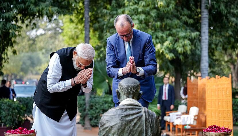 An Gandhis fr&uuml;herer Wirkungsst&auml;tte w&uuml;rdigen Merz und Modi den Freiheitsk&auml;mpfer.