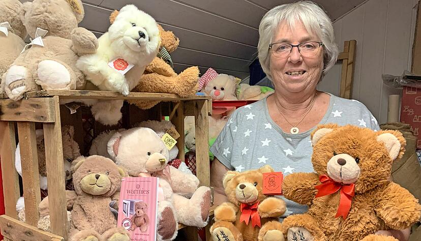 Marita Klenk, Gründerin und Vorsitzende des Freundeskreises Teddybär, mit zwei Trösterbären. Im Stadt- und Landkreis Heilbronn fahren in allen Rettungswägen welche mit.
Fotos: Ulrike Plapp-Schirmer Marita Klenk, Gründerin und Vorsitzende des Freundeskreises Teddybär, mit zwei Trösterbären. Im Stadt- und Landkreis Heilbronn fahren in allen Rettungswägen welche mit.
Fotos: Ulrike Plapp-Schirmer