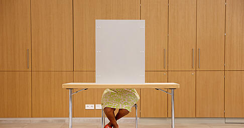 Was am Wahlsonntag hinter dieser Wand im Sitzungssaal des Lehrensteinsfelder Rathaus wohl entschieden wurde?