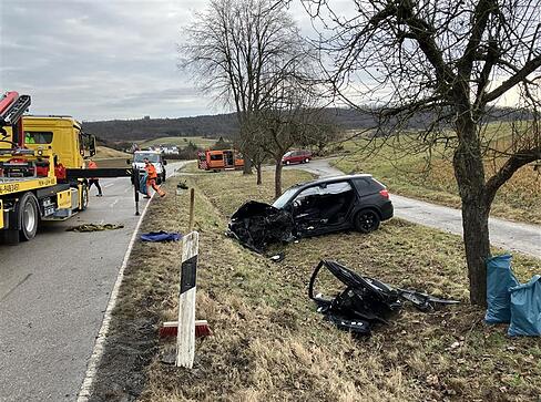Zwei Fahrzeuge sind auf der Landstra&szlig;e frontal zusammengesto&szlig;en.