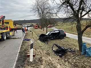 Zwei Fahrzeuge sind auf der Landstra&szlig;e frontal zusammengesto&szlig;en.