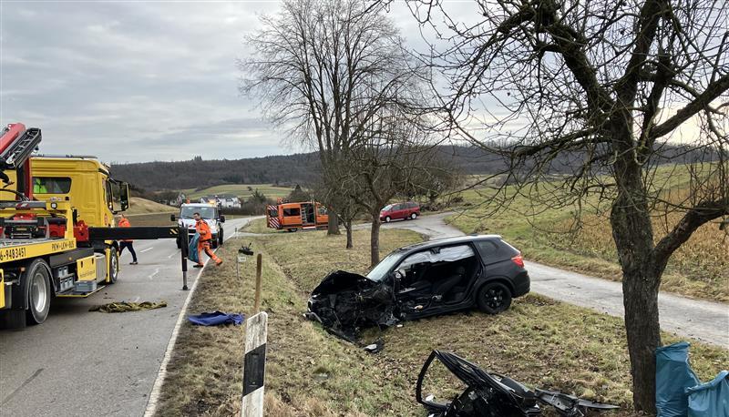 Zwei Fahrzeuge sind auf der Landstra&szlig;e frontal zusammengesto&szlig;en.