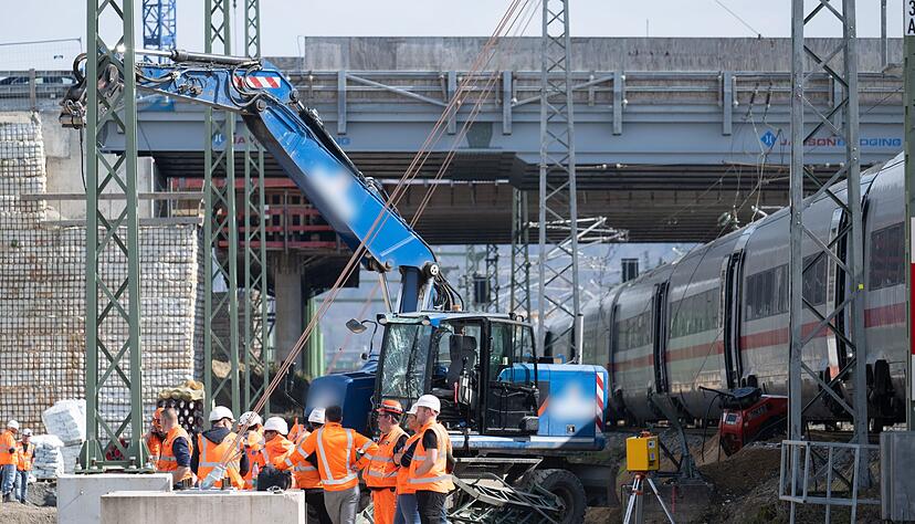 Nach dem Zusammensto&szlig; eines ICE mit einem Baggerarm muss die H&ouml;he des Sachschadens noch ermittelt werden.