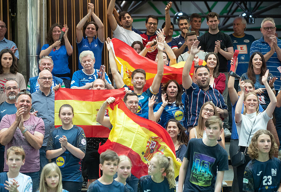 Fans von Espinola-Perez mit spanischer Flagge