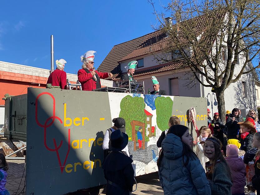 Zum Auftakt der finalen und hei&szlig; ersehnten Phase der f&uuml;nften Jahreszeit zogen zahlreiche Vereine mit fantasievoll geschm&uuml;ckten Wagen und farbenfrohen Kost&uuml;men durch die Stra&szlig;en der &bdquo;Br&uuml;ggehossler&ldquo;-Gemeinde.