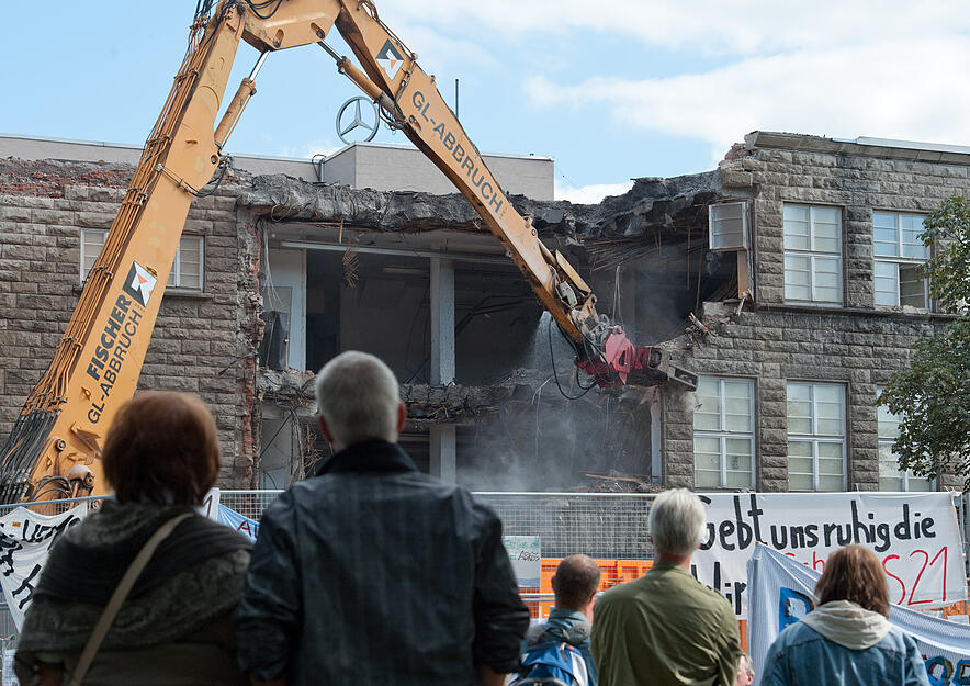 Fast täglich protestieren Menschen gegen das umstrittene Bahnprojekt Stuttgart 21 – so auch am Mittwoch, den 1. September 2010 vor dem zum Teil bereits abgerissenen Nordflügel des Hauptbahnhofs. Nach Angaben der Polizei versammelten sich mehr als 1500 Menschen. Genau eine Woche zuvor begannen die Abrissarbeiten am denkmalgeschützten Nordflügel des Stuttgarter Hauptbahnhofs. Fast täglich protestieren Menschen gegen das umstrittene Bahnprojekt Stuttgart 21 – so auch am Mittwoch, den 1. September 2010 vor dem zum Teil bereits abgerissenen Nordflügel des Hauptbahnhofs. Nach Angaben der Polizei versammelten sich mehr als 1500 Menschen. Genau eine Woche zuvor begannen die Abrissarbeiten am denkmalgeschützten Nordflügel des Stuttgarter Hauptbahnhofs.