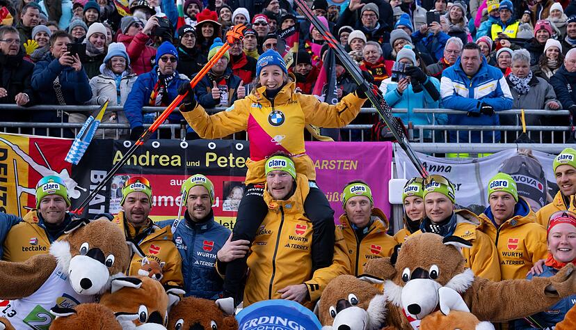 Franziska Preuß (hinten Mitte) genießt oft die Kulisse von tausenden Fans in den Biathlon-Stadien. (Archivbild) Franziska Preuß (hinten Mitte) genießt oft die Kulisse von tausenden Fans in den Biathlon-Stadien. (Archivbild)