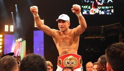 Sieger Arthur Abraham wird nach dem Kampf auf Schultern getragen.