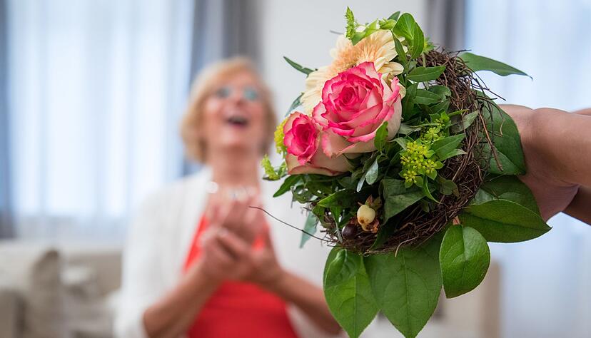Hat die Vergesslichkeit-Falle zugeschlagen, hilft nur eins: Nachträglich gratulieren, zum Beispiel mit einem Blumenstrauß als Wiedergutmachung. Hat die Vergesslichkeit-Falle zugeschlagen, hilft nur eins: Nachträglich gratulieren, zum Beispiel mit einem Blumenstrauß als Wiedergutmachung.