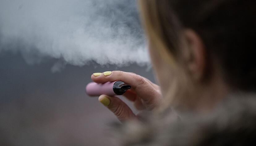 Gerade bei jungen Menschen sind E-Zigaretten beliebt.