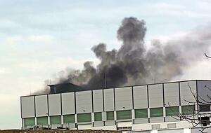 Spektakulär sieht der Rauch aus, der bei der Abschreckung von glutrotem Werkzeug im Ölbad aus dem Abzug ins Freie dringt. Die benachbarten Anwohner sind beunruhigt. Die Firma Reese versichert, dass darin keine Gefahrenstoffe enthalten sind.
Foto: privat Spektakulär sieht der Rauch aus, der bei der Abschreckung von glutrotem Werkzeug im Ölbad aus dem Abzug ins Freie dringt. Die benachbarten Anwohner sind beunruhigt. Die Firma Reese versichert, dass darin keine Gefahrenstoffe enthalten sind.
Foto: privat