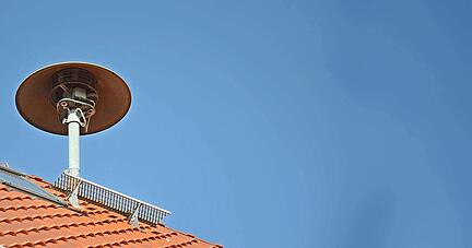 Warnsirenen wie diese gibt es in der Region an mehreren Hundert Standorten. Jetzt sollen sie modernisiert werden.
Foto: Daniel Strautmann/stock.adobe.com