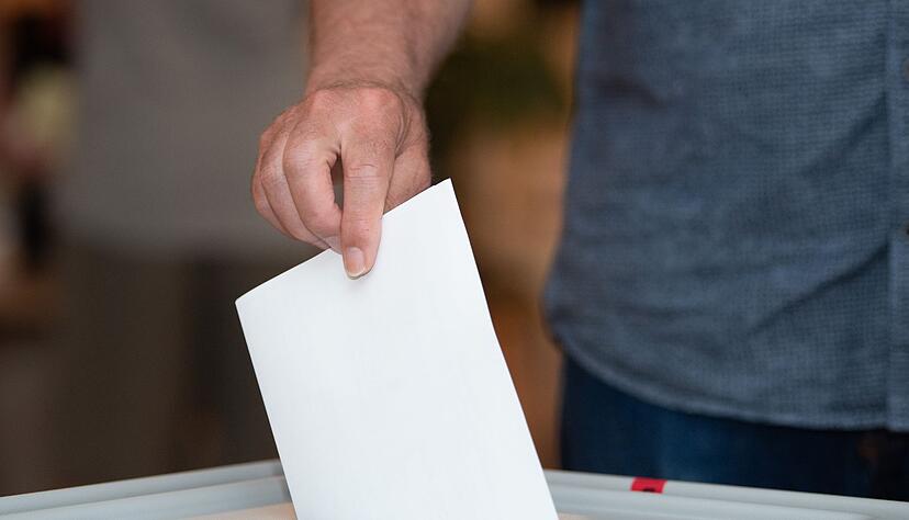 Ein Wähler wirft in einem Wahllokal seinen Stimmzettel in die Wahlurne.