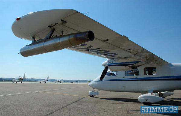 An den Flugzeugen sind jeweils zwei Generatoren an den Fl&uuml;geln angebracht, die mit einer Silberjodid-Aceton-L&ouml;sung gef&uuml;llt und ausgel&ouml;st werden, ...