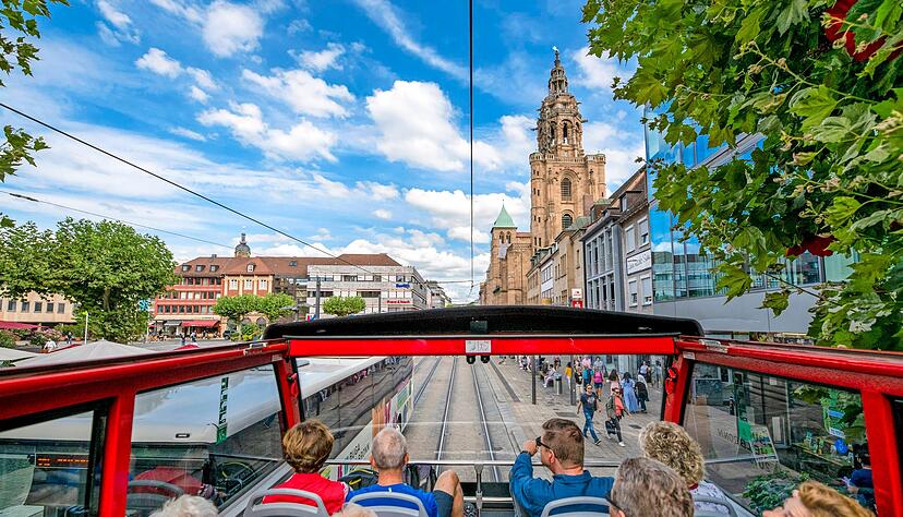 Auf Sightseeing-Tour durch Heilbronn mit der Roten Linie. Die Käthchenstadt hofft 2022 auf deutlich mehr Touristen als in den Vorjahren.
Foto: Archiv/Kunz Auf Sightseeing-Tour durch Heilbronn mit der Roten Linie. Die Käthchenstadt hofft 2022 auf deutlich mehr Touristen als in den Vorjahren.
Foto: Archiv/Kunz