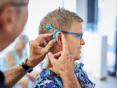 Durch Implantate k&ouml;nnen Menschen wieder h&ouml;ren.