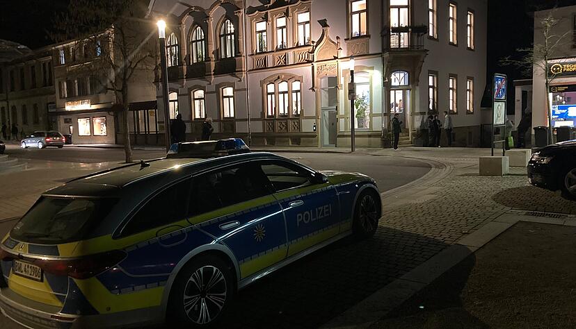 Das B&uuml;rgerhaus Schwanen in Eppingen unter Polizeischutz.