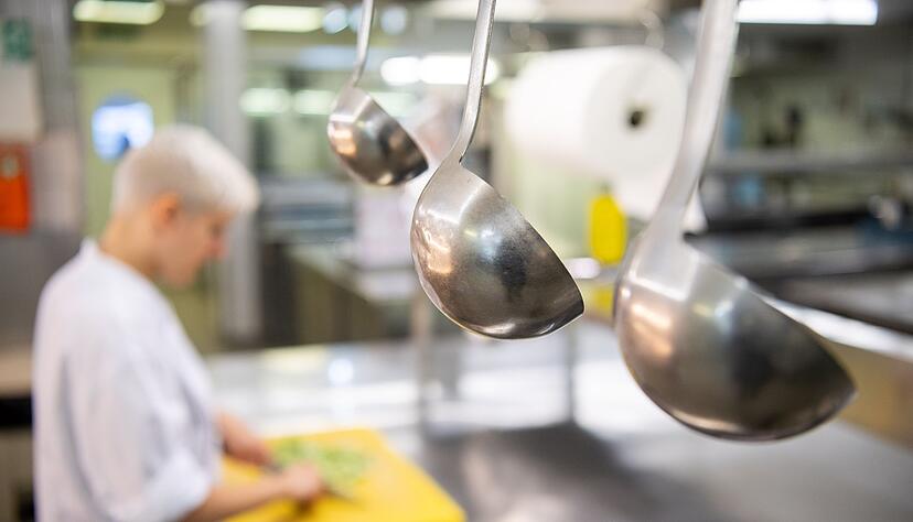 Die Gastronomie-Branche leidet: Nach der Corona-Krise kämpfen die Wirte mit Preiserhöhungen und Inflation, mit Personalmangel und der Energiekrise. Die Gastronomie-Branche leidet: Nach der Corona-Krise kämpfen die Wirte mit Preiserhöhungen und Inflation, mit Personalmangel und der Energiekrise.